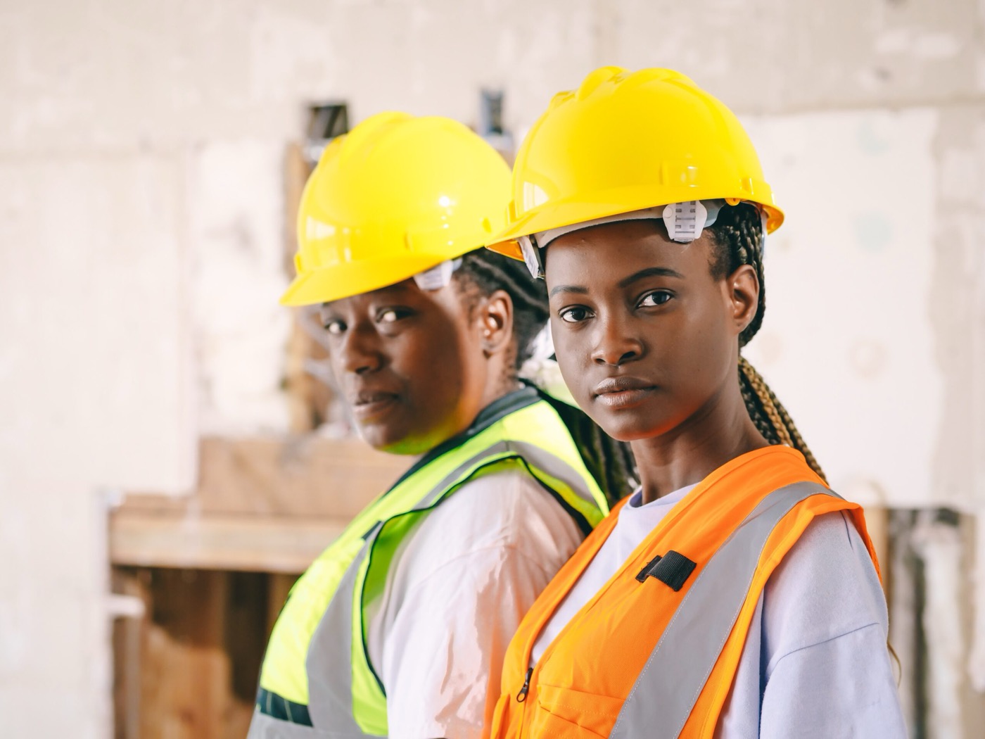 Deux ingénieures casquées sur un chantier